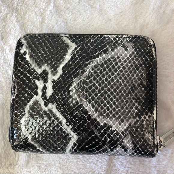 NWOT Guess Faux Python Snakeskin Small Wallet Zip Around - Picture 2 of 6